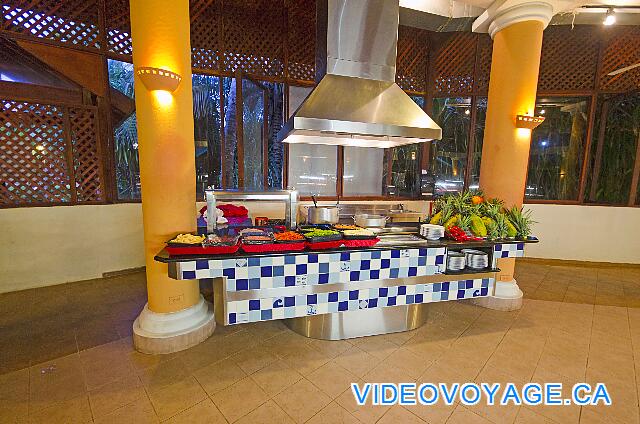 Republique Dominicaine Punta Cana VIK Hotel Arena Blanca La station de cuisine Italienne avec une bonne sélection d'aliment a ajouter au plat préparer par le cuisinier devant vous.