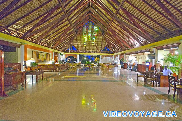 Republique Dominicaine Punta Cana VIK Hotel Arena Blanca El Lobby por la noche. Vestíbulo Un plan abierto de tamaño medio, recepción derecha, izquierda el bar del vestíbulo.