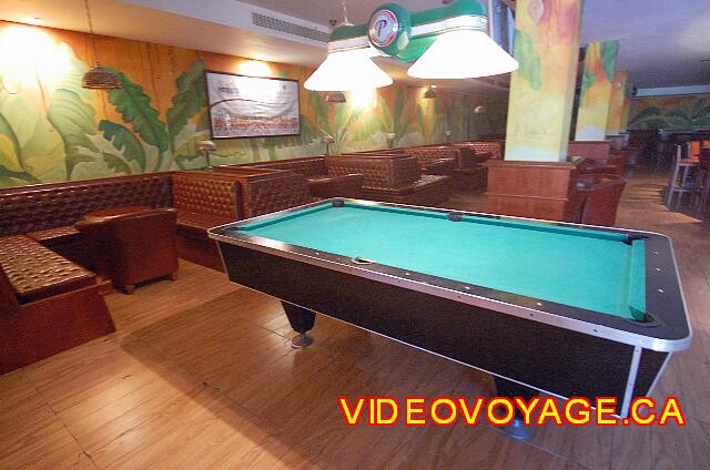 Republique Dominicaine Punta Cana Majestic Colonial Punta Cana Une table de billard dans le Sports Bar.