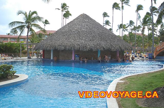 Republique Dominicaine Punta Cana Majestic Colonial Punta Cana A bar with plenty of seating in the pool.