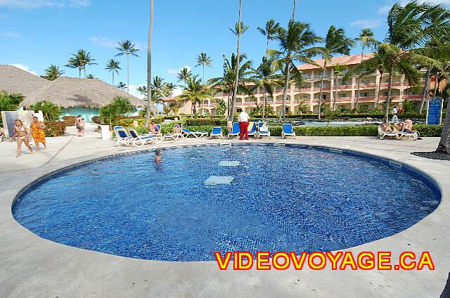 Republique Dominicaine Punta Cana Majestic Colonial Punta Cana Behind the bar, there is a pool for children.