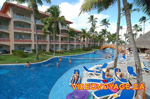 Republique Dominicaine Punta Cana Majestic Colonial Punta Cana At the same height, a volleyball net in the pool. This is the section of the most popular swimming pool. Part of the shallow pool will place chairs in the pool.