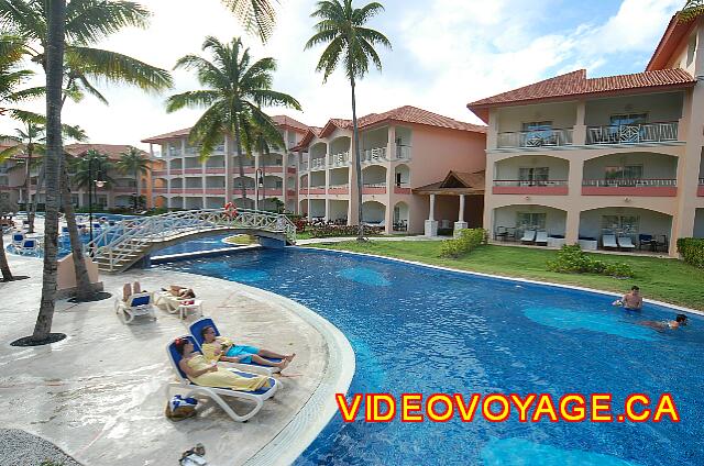 Republique Dominicaine Punta Cana Majestic Colonial Punta Cana The pool continues skirting the buildings. Several bridges cross the pool.