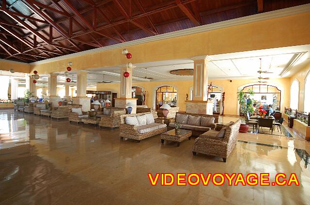 Republique Dominicaine Punta Cana Majestic Colonial Punta Cana The sofas in the lobby. On the right the offices of customer service. Basically, shops.