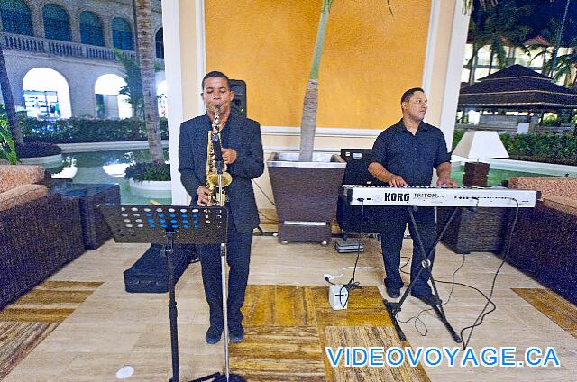 République Dominicaine Punta Cana Majestic Elegance Músicos en el Lobby bar por la noche.