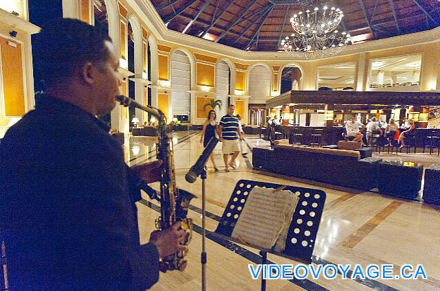 République Dominicaine Punta Cana Majestic Elegance Músicos en el Lobby bar por la noche.