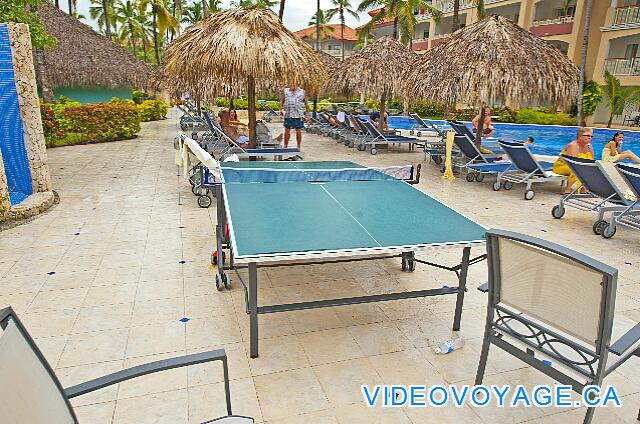 République Dominicaine Punta Cana Majestic Elegance Ping pong tables on the pool deck near the bar.