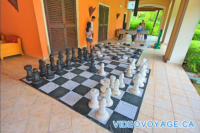 République Dominicaine Punta Cana Majestic Elegance A giant chess game and giant lady.