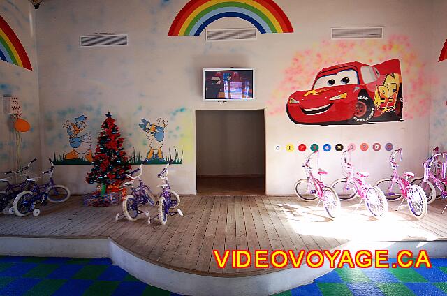 République Dominicaine Punta Cana Majestic Elegance Con un pequeño escenario para la mini disco, algunos bicycettes están disponibles.