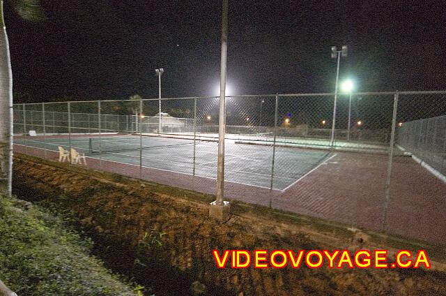 République Dominicaine Punta Cana Majestic Elegance Las pistas de tenis iluminadas en el Majestic Colonial.