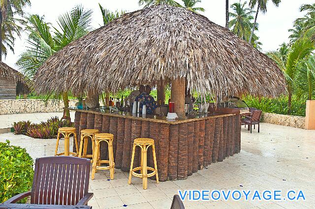 République Dominicaine Punta Cana Majestic Elegance A first bar by the beach, with a few seats at the counter and a few tables near the bar.