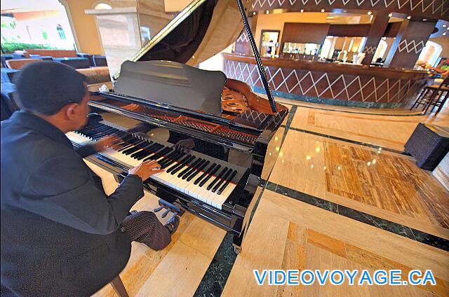 République Dominicaine Punta Cana Majestic Elegance Avec un pianiste le soir.