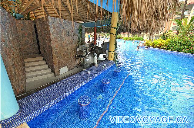 République Dominicaine Punta Cana Majestic Elegance La sección en la piscina de "Wet bar" unos pocos asientos en la barra en la piscina.