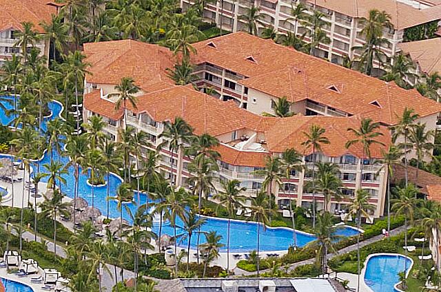 République Dominicaine Punta Cana Majestic Elegance Las habitaciones de la planta superior, con un jacuzzi interior y una bañera de hidromasaje en una gran terraza al aire libre.