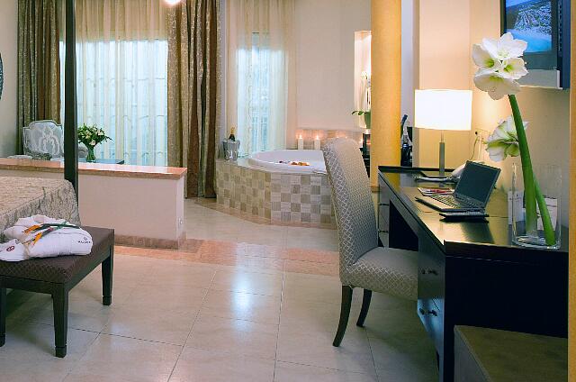 République Dominicaine Punta Cana Majestic Elegance With a Jacuzzi in the bedroom, an office, an HDTV, ...