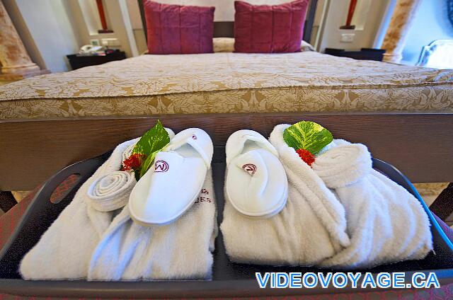 République Dominicaine Punta Cana Majestic Elegance At the foot of the bed, the bath robe and slippers ...