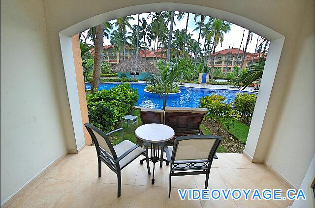 République Dominicaine Punta Cana Majestic Elegance The terrace with two chairs and a table.