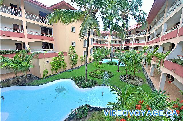 République Dominicaine Punta Cana Majestic Elegance Le centre des batiments est ouvert, ainsi les corridors ne sont pas fermé et cela diminue la propagation du bruit.