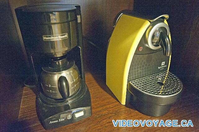 République Dominicaine Punta Cana Majestic Elegance Une cafetière et une machine à café.