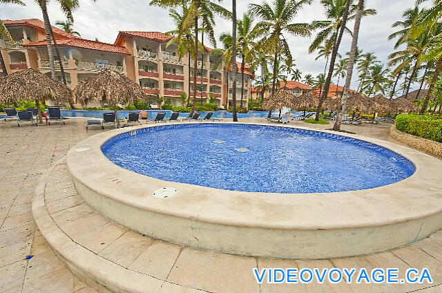 République Dominicaine Punta Cana Majestic Elegance Piscina para niños 40 centímetros de profundidad. Una piscina sobre tierra es bastante inusual para una piscina para niños.