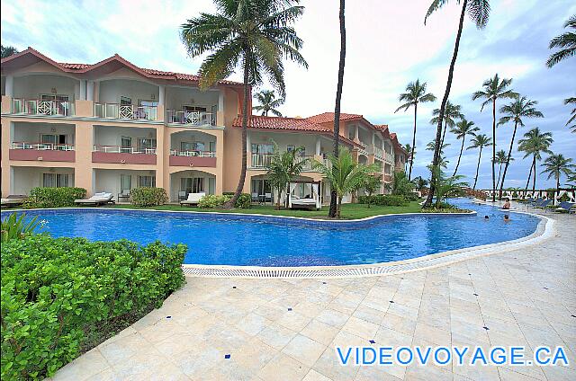 République Dominicaine Punta Cana Majestic Elegance The pool bordered turns to the beach.