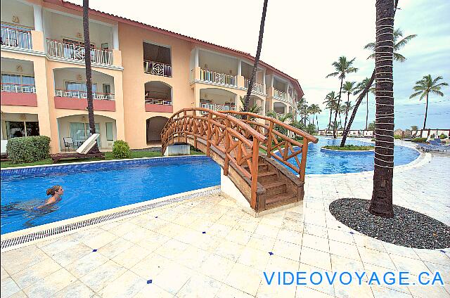 République Dominicaine Punta Cana Majestic Elegance With a bridge across the pool.