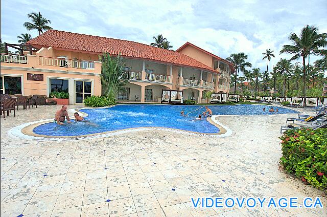 République Dominicaine Punta Cana Majestic Elegance The second pool is smaller, but in front of the Club service air, making it more popular.