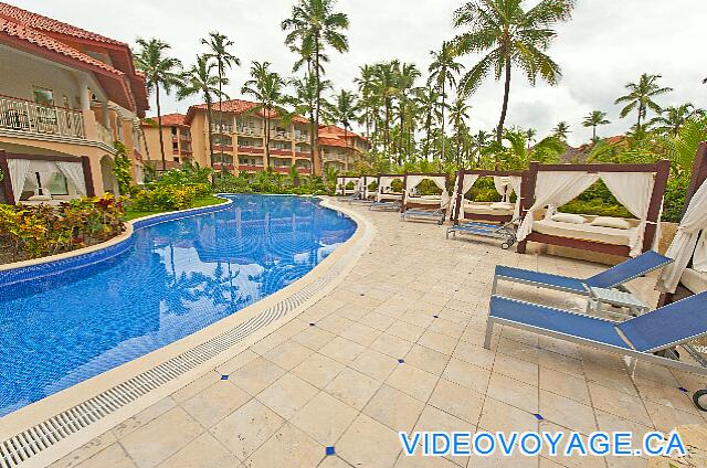 République Dominicaine Punta Cana Majestic Elegance Many mattresses on the pool deck.