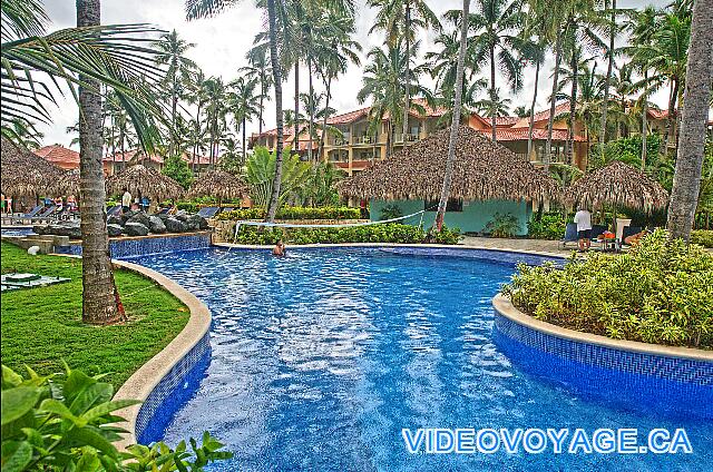 République Dominicaine Punta Cana Majestic Elegance La red de voleibol en la piscina y las toallas de playa de depósito en el fondo.