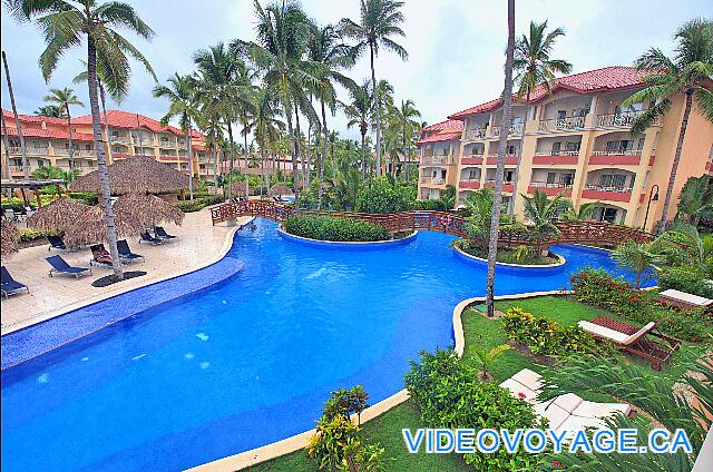 République Dominicaine Punta Cana Majestic Elegance Uno de los puentes que cruzan la piscina.