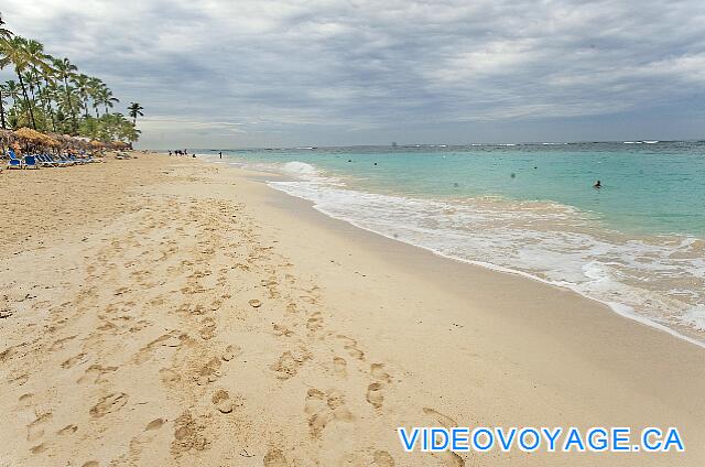 République Dominicaine Punta Cana Majestic Elegance A low slope between the palapas and ocean.