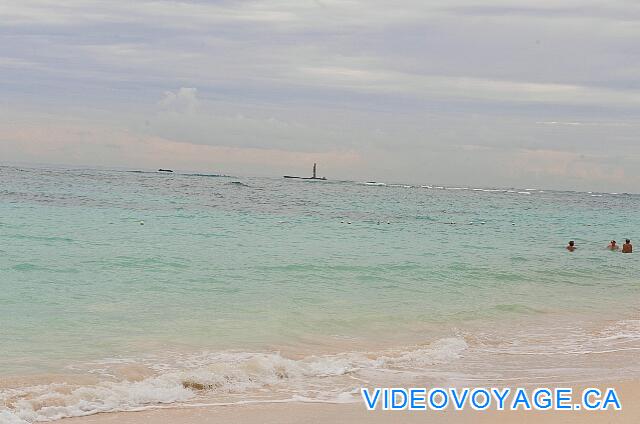 République Dominicaine Punta Cana Majestic Elegance In loins we can see the wreck of a ship that sank in touching the reef. For 5 years it has gone downhill ...