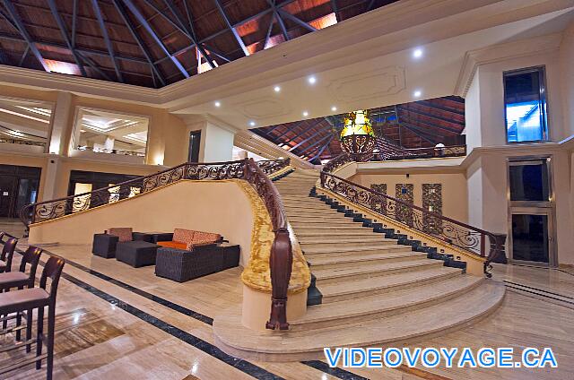 République Dominicaine Punta Cana Majestic Elegance At the back of the lobby, a grand staircase to get to the lobby, two elevators are available.