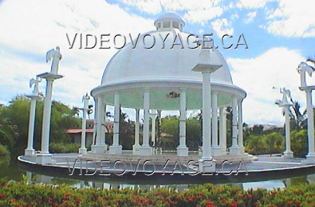 Republique Dominicaine Punta Cana Melia Caribe Tropical To realize the dream of your life, get married to this beautiful gazebo surrounded by a pond.