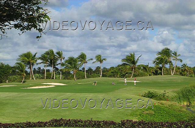 Republique Dominicaine Punta Cana Melia Caribe Tropical A beautiful golf course is available to you, you're staying in the suite golf or not. The cart is not included in the package and binding.