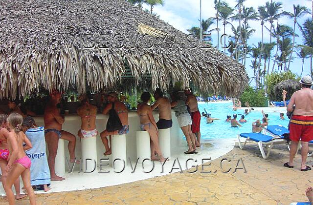 Republique Dominicaine Punta Cana Melia Caribe Tropical La partie extérieur des bars des piscines aussi populaire.