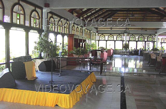 Republique Dominicaine Punta Cana Melia Caribe Tropical Cerca del Lobby Bar Caribe, una pequeña escena en la que una pequeña orquesta toca música en la noche.