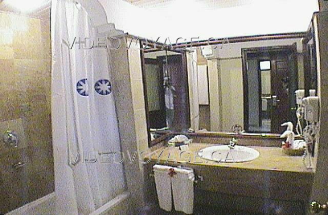 Republique Dominicaine Punta Cana Melia Caribe Tropical El cuarto de baño con un espejo que se puede ver en todas las esquinas. La iluminación es excelente.