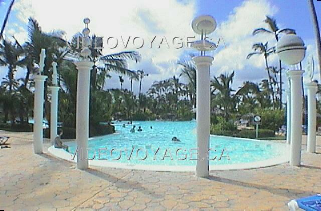Republique Dominicaine Punta Cana Melia Caribe Tropical Les piscines du Mélia Caribe Tropical ont une belle présentation. Elles sont vastes et de forme sinueuses.