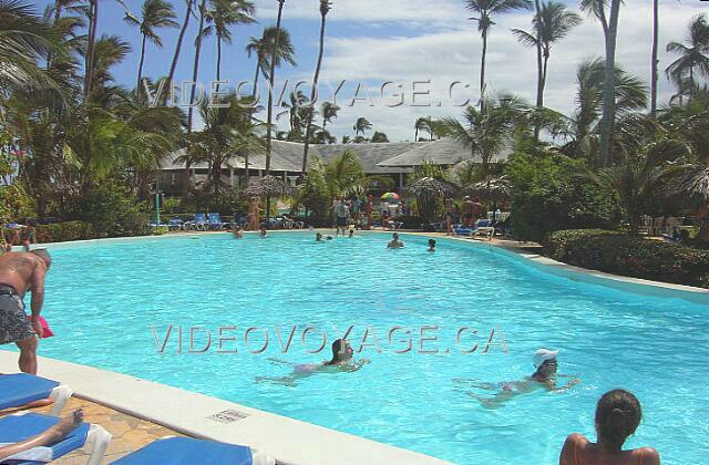 Republique Dominicaine Punta Cana Melia Caribe Tropical Ambos princiaples pisicnes son lo suficientemente grandes para encontrar zonas tranquilas y otras con la animación beacoup. Rodeado de vegetación, estas piscinas cuenta con unas amplias zonas para tumbonas con sombrillas.