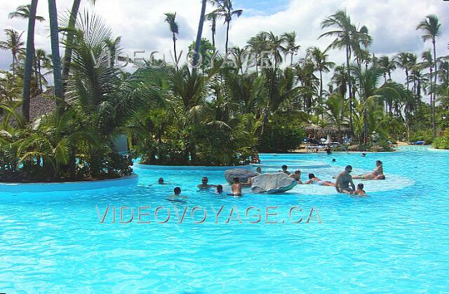 Republique Dominicaine Punta Cana Melia Caribe Tropical Muchos Ilus en el medio de las piscinas. En este caso, una parte de la piscina de poca profundidad para mentir en el agua y tomar el sol.