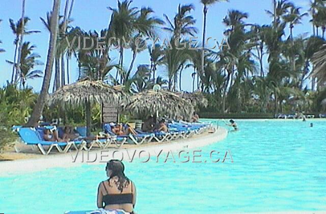 Republique Dominicaine Punta Cana Melia Caribe Tropical Tumbonas cubiertos con telas en gran quantié, sombrillas mientras que las rondas de la piscina.