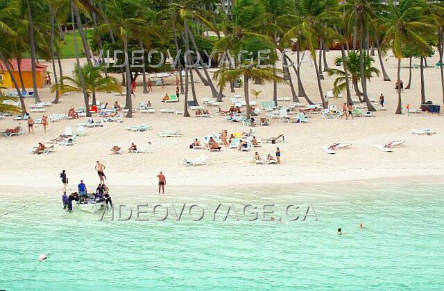 Republique Dominicaine Punta Cana Melia Caribe Tropical El norte de la playa de Sol Caribe Tropical Hotel está desierta. Usted puede ver el predominio de algas en este sector por el color verde oscuro.