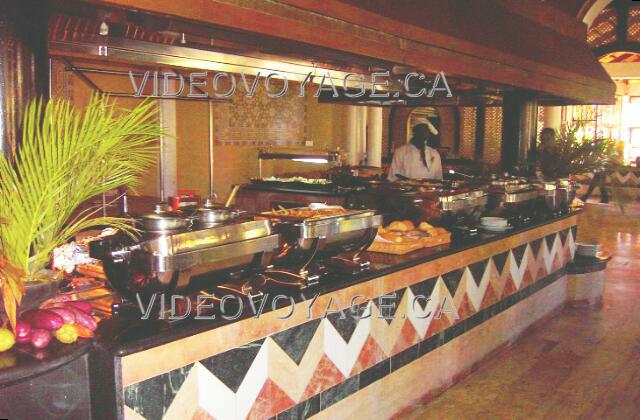 Republique Dominicaine Punta Cana Melia Caribe Tropical Restaurant Alhambra Un vaste choix de plat chaud présenté à différentes sections.