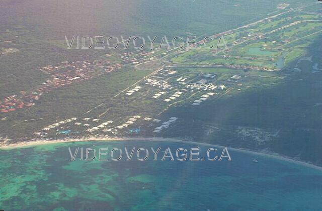 Republique Dominicaine Punta Cana Melia Caribe Tropical An aerial view of the site. The reception is in the middle of the photograph, a 5 minute walk is required to get to the beach. Fortunately, a small train commutes regularly.