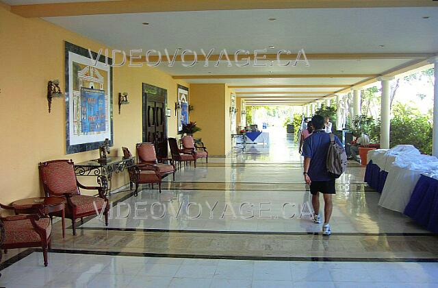 Republique Dominicaine Punta Cana Melia Caribe Tropical To the right of the Lobby, finds a passage or shops and meeting rooms. Several Congress give themselves appointment here in various fields.