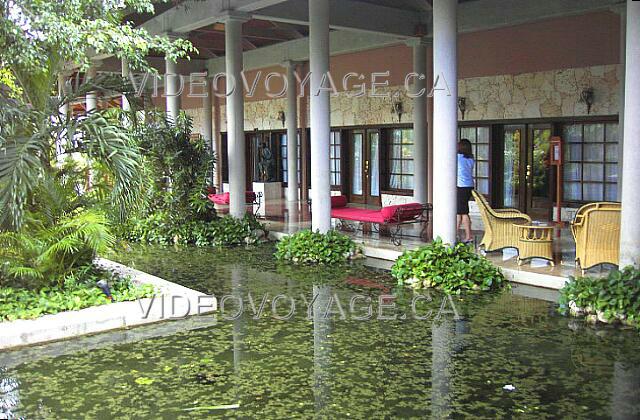 Republique Dominicaine Punta Cana Melia Caribe Tropical In the Tropical section is newer, a pond next to the lobby. The corridor along the being gives access to different services such as the game room.