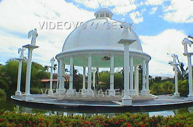 Republique Dominicaine Punta Cana Melia Caribe Tropical Between the reception and the beach, this beautiful Gazebo for weddings. An idyllic location for a wedding.