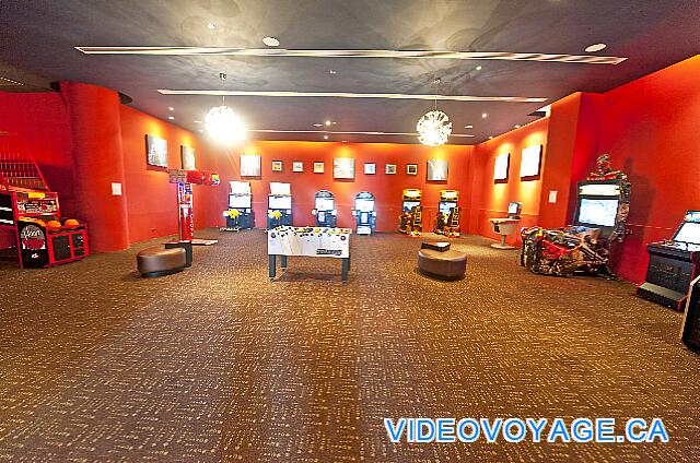 République Dominicaine Punta Cana Hard Rock Punta Cana A large game room with many recent games.