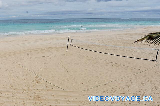 République Dominicaine Punta Cana Hard Rock Punta Cana A volleyball net on the beach.